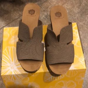 Yellow Box Genesys wedge sandal, size 6.5, Tan